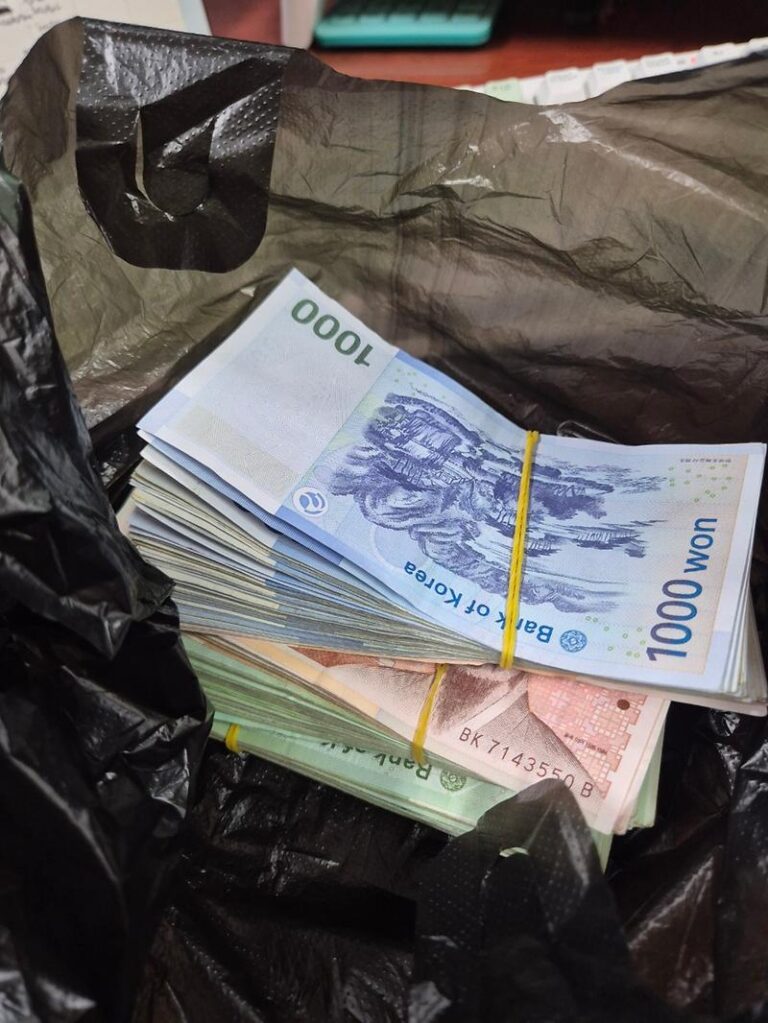 검은 봉투 안에 고무줄로 묶인 지폐 다발