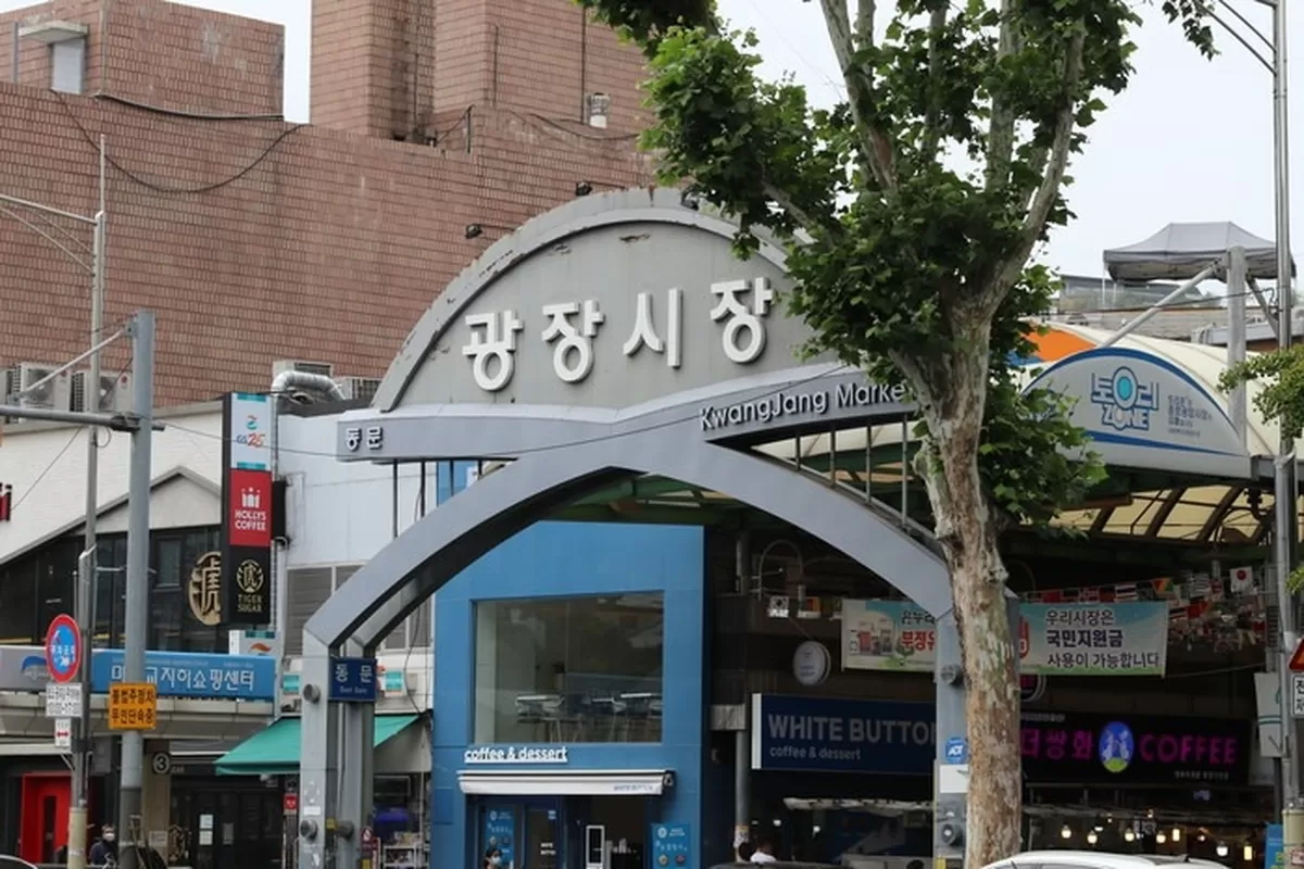 광장시장 남은 반찬 재사용 논란…‘AI에 물었다’ 해명, 위생 기준은 2 서울 광장시장 동문 입구 전경