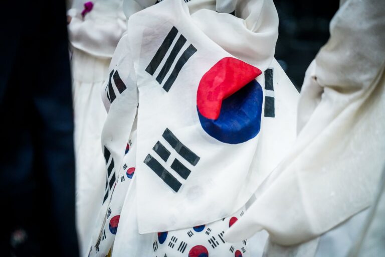 흰 천에 그려진 대한민국 태극기
