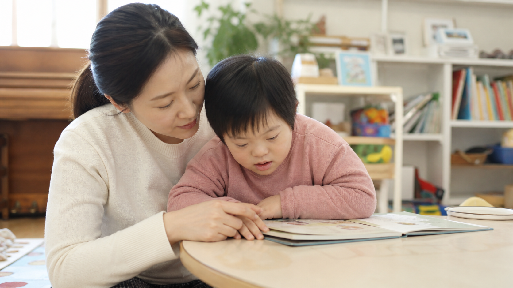 2026 장애아가족양육지원 신청 방법 총정리 3 보호자가 장애 아동과 함께 그림책을 보며 돌보는 따뜻한 가정의 모습