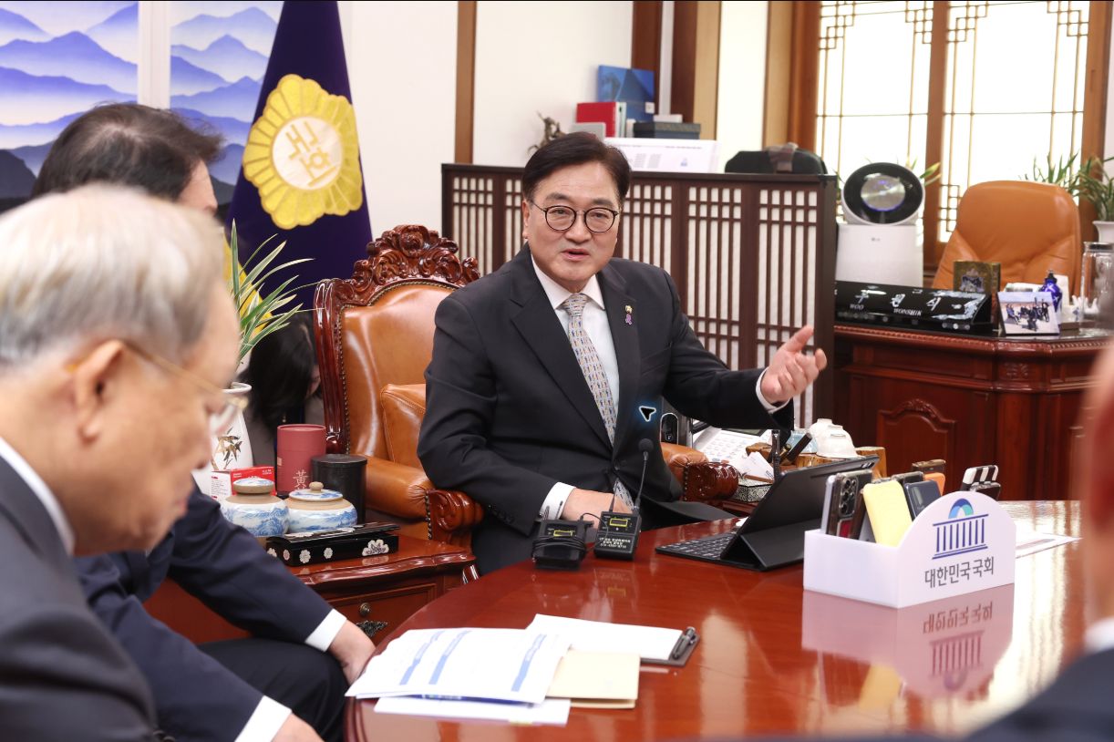 국회의장이 회의에서 발언하는 모습