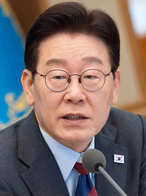 이재명 4년 중임·연임 개헌안 제시…임기 단축 가능성도 열었다 3 국무회의에서 발언하는 이재명 대통령