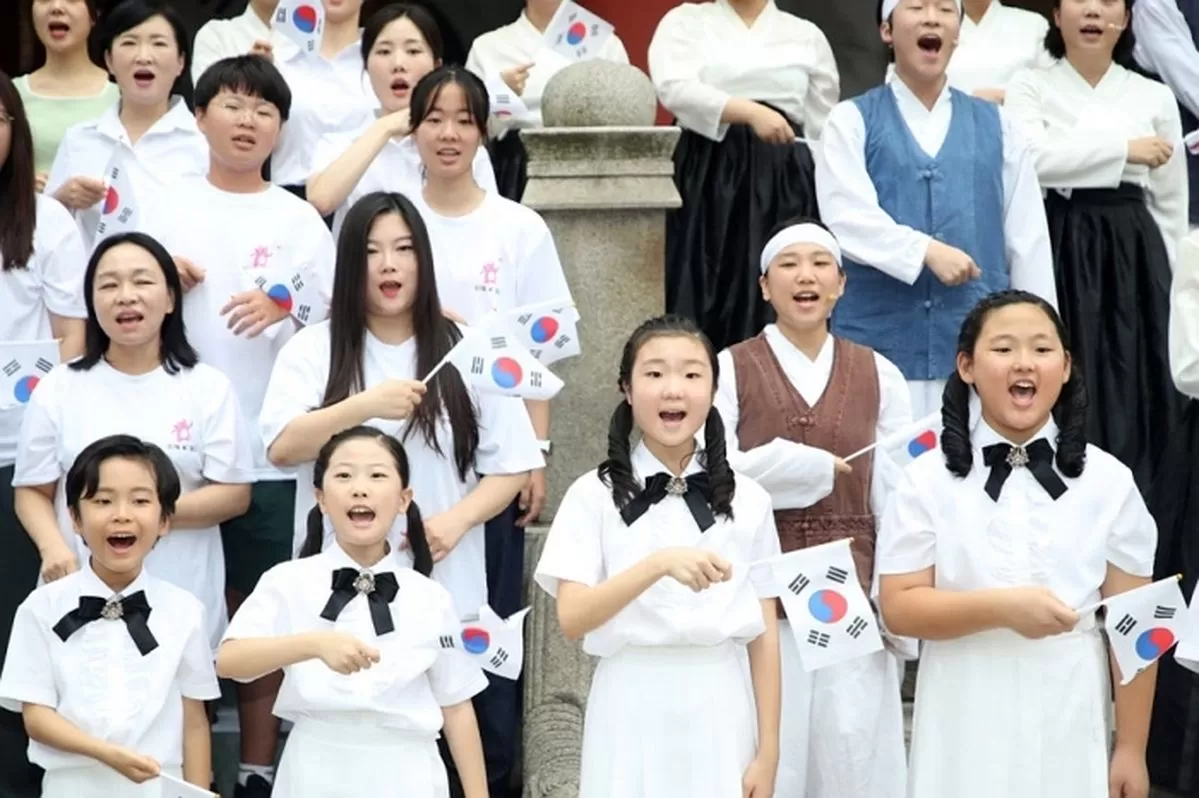 보신각 광복절 기념행사에서 태극기를 든 시민들