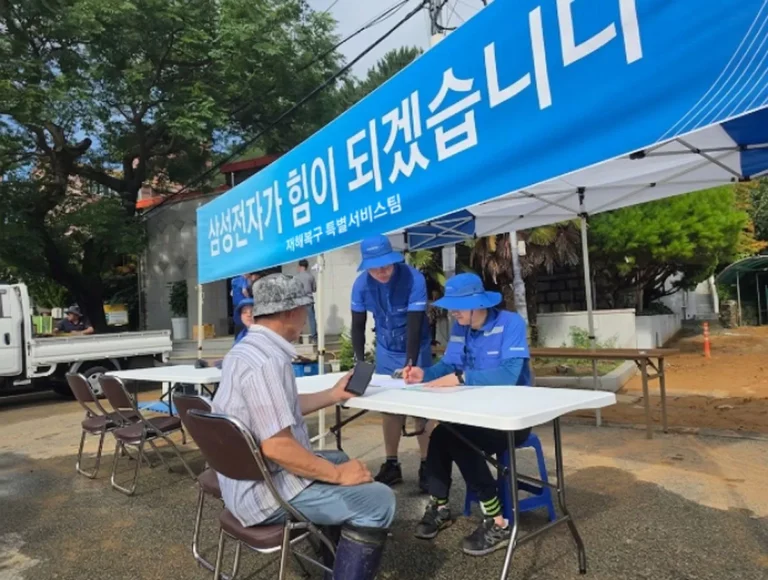 삼성전자 수해 복구 특별 서비스팀이 피해 주민을 돕는 모습