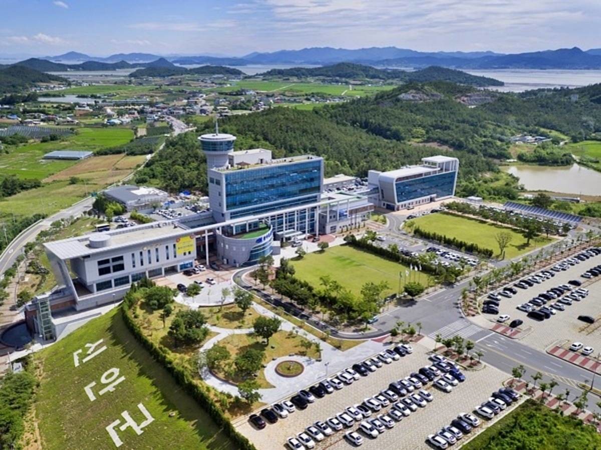 섬 지역을 아우르는 신안군 청사 전경
