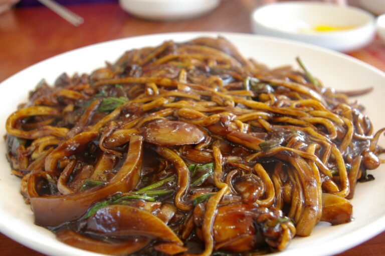 중식당 식탁에 놓인 쟁반짜장 자료사진
