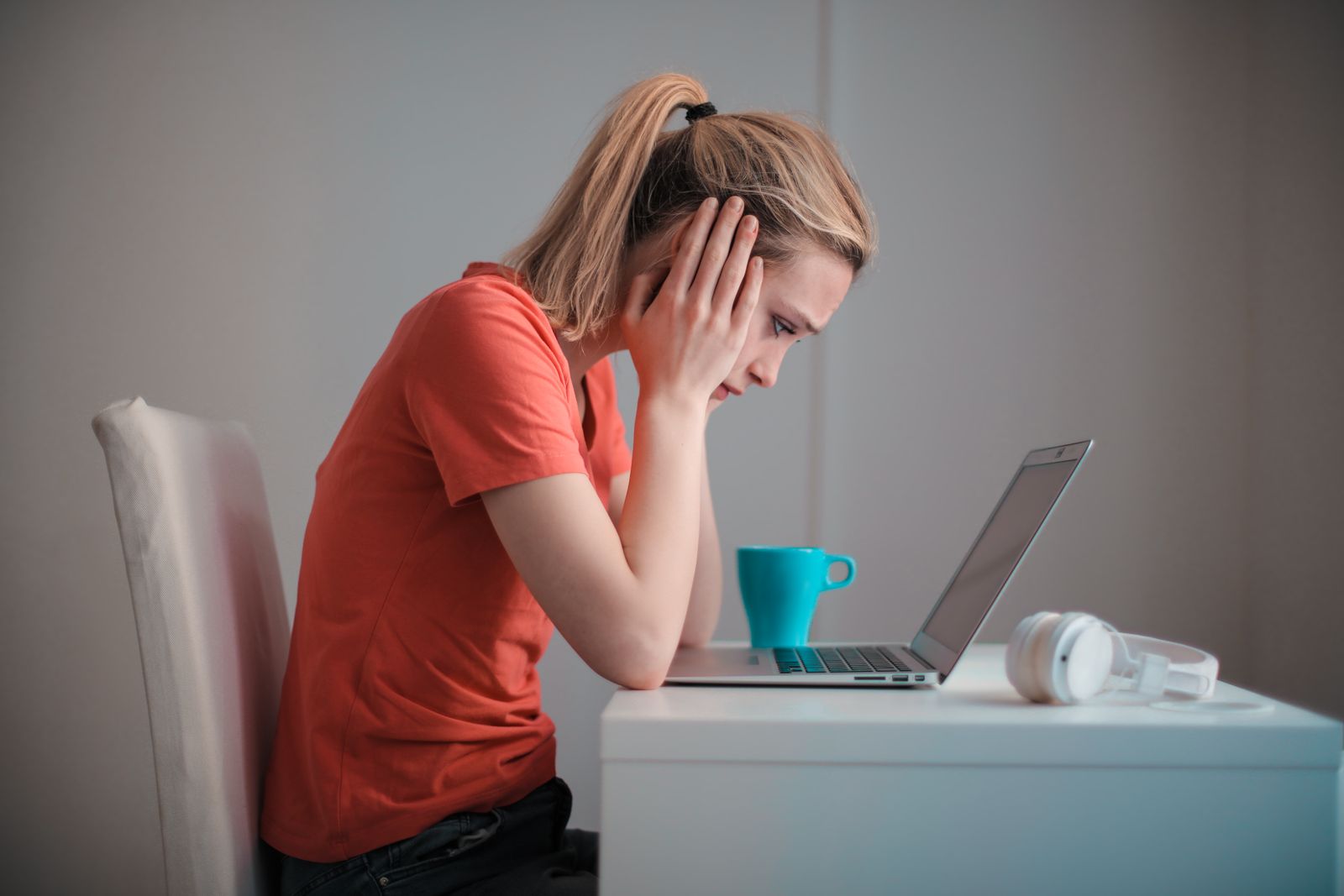 MS 365 인증 장애 확산…아웃룩·팀즈·원드라이브 영향, 설정 오류 가능성 조사 2 노트북 화면을 보며 난감해하는 이용자