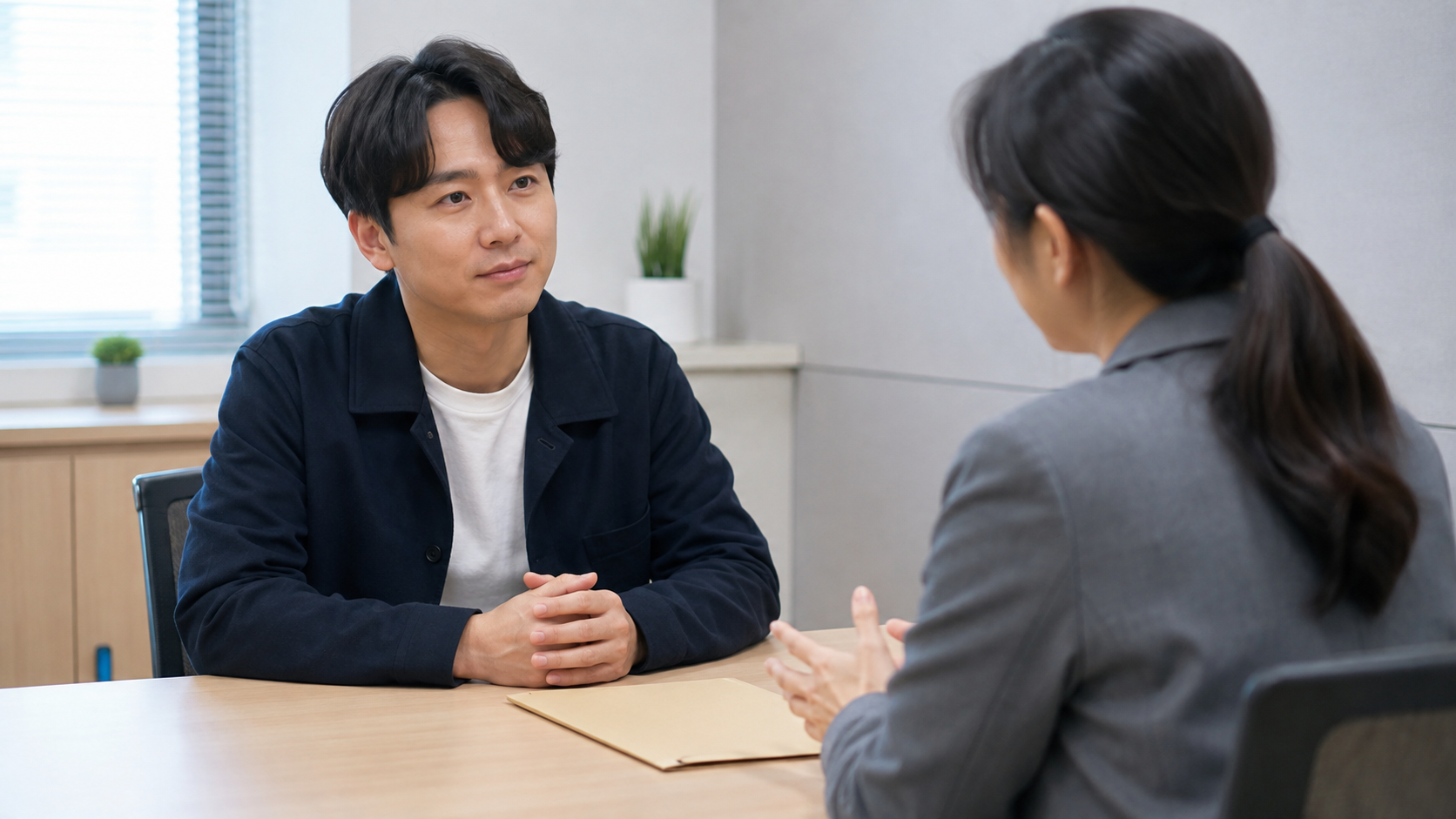 취업 지원 상담을 받는 구직자