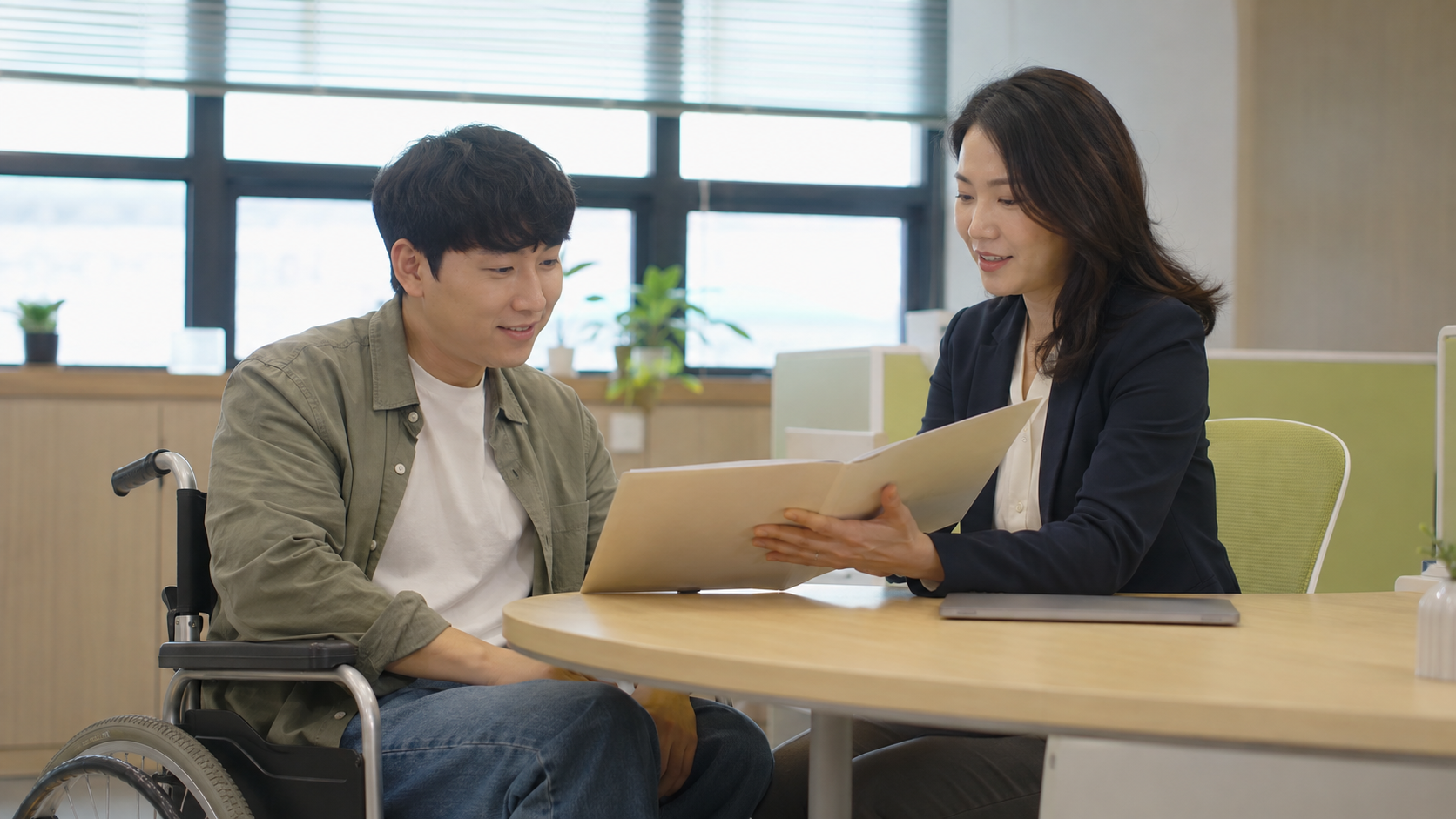 고용 상담사와 취업활동계획을 의논하는 구직자