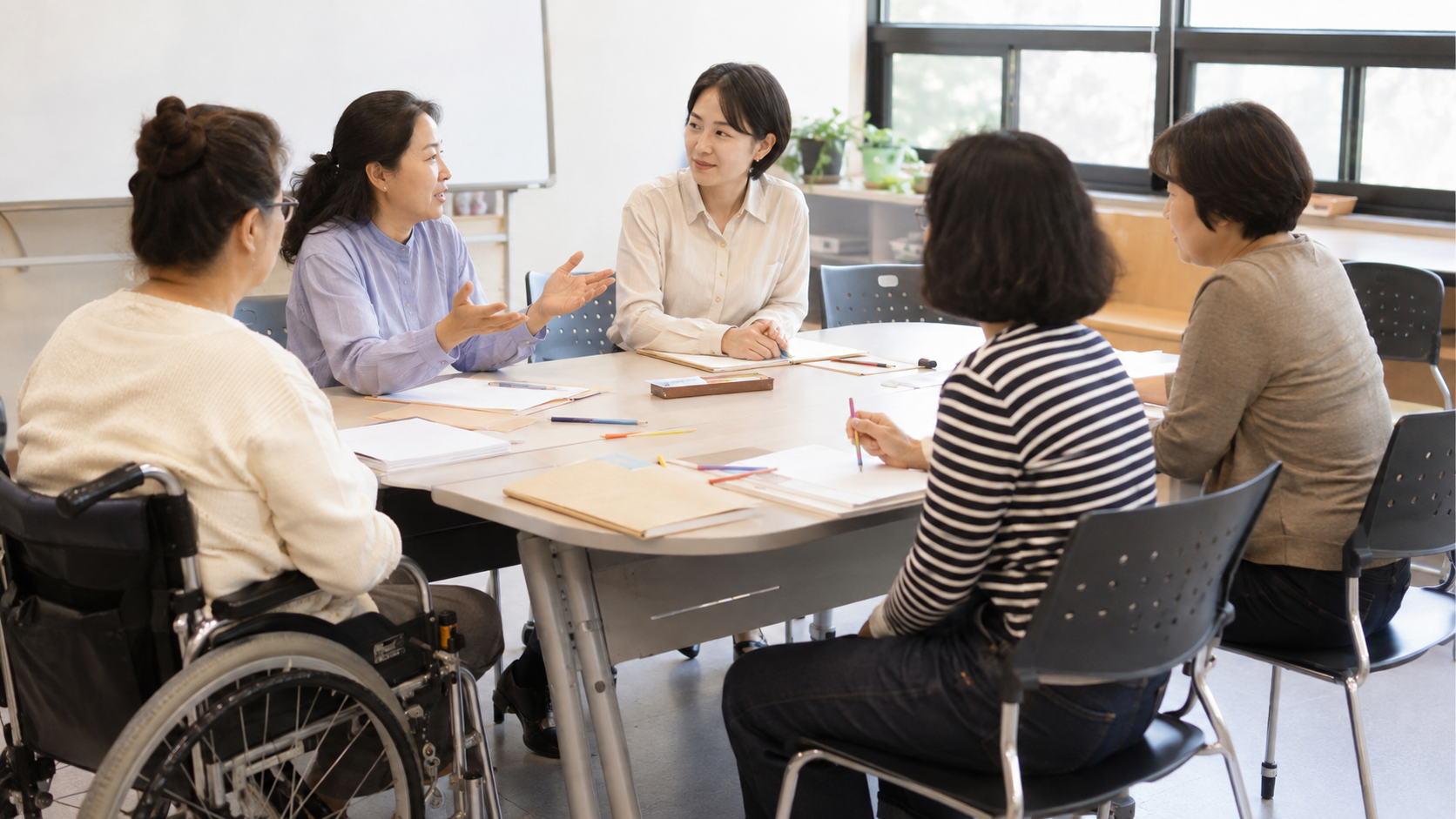 역량강화 교육에 함께 참여하는 성인 여성들