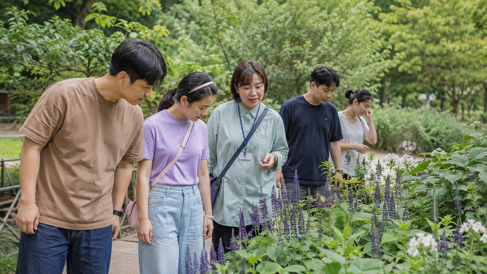 성인 발달장애인 주간활동서비스 신청 방법 3 지역 정원에서 식물을 살펴보며 함께 활동하는 성인들