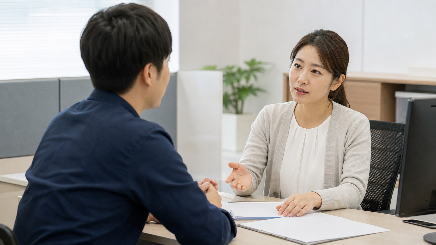 성인이 주민센터 상담자와 장애수당 대상 기준을 확인하는 모습