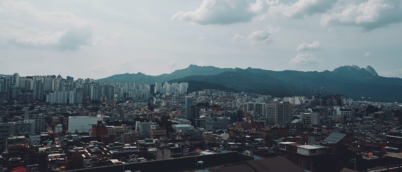 산을 배경으로 아파트가 펼쳐진 서울 강북구 미아 일대 전경
