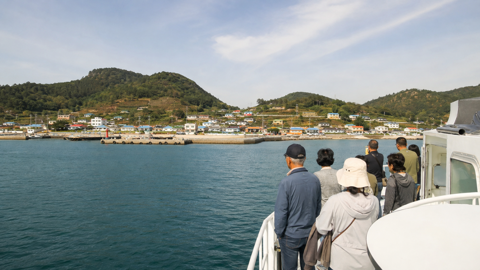 2026 도서민 여객선 운임 지원 이용 방법 4 여객선 갑판에서 보이는 섬 마을과 항구