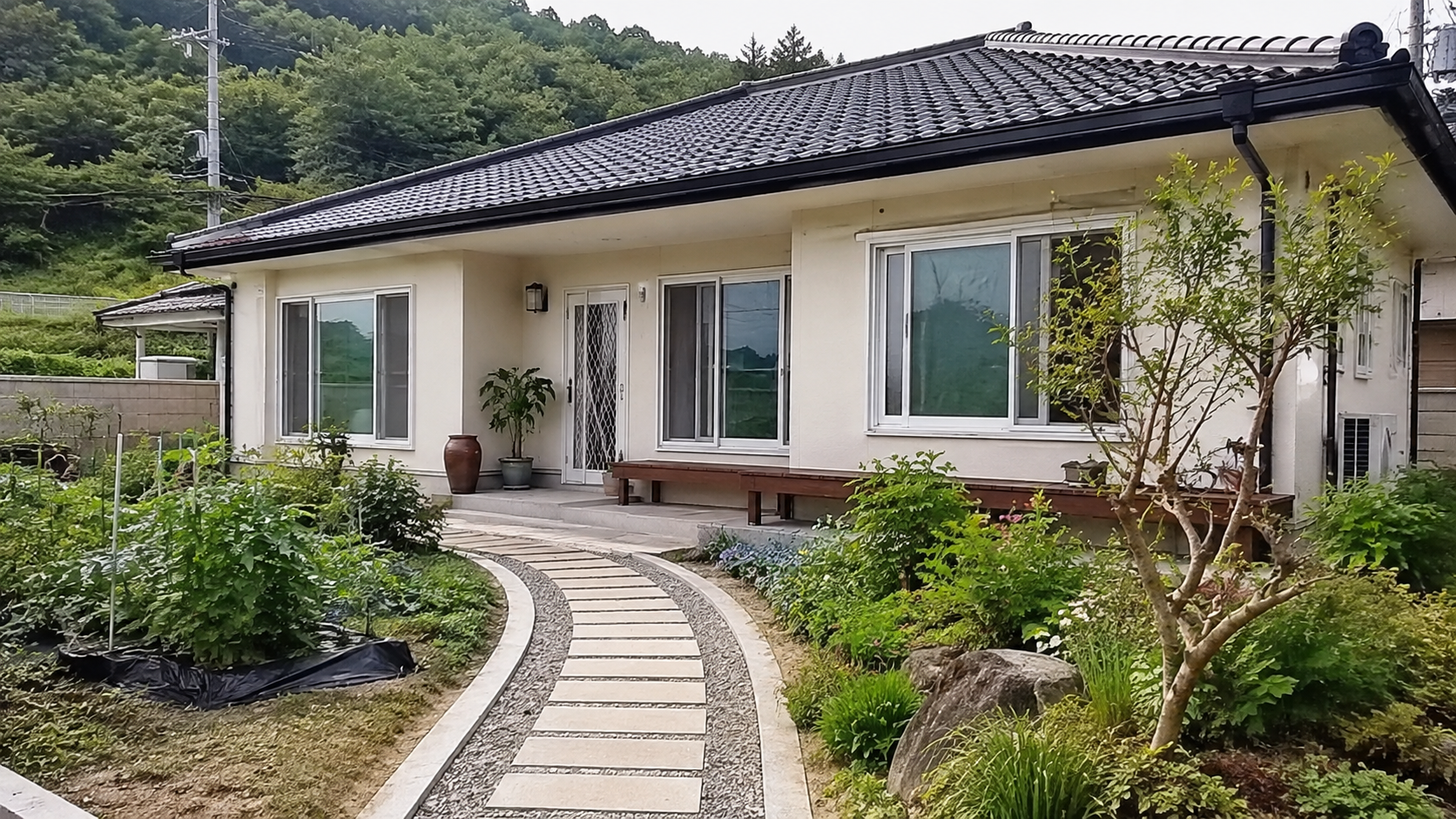 정원과 보행로가 있는 소박한 농촌 단층주택