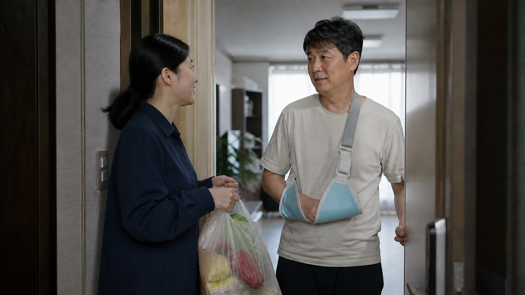 팔을 다친 한국인이 가정에서 긴급돌봄 인력에게 장보기 도움을 받는 모습