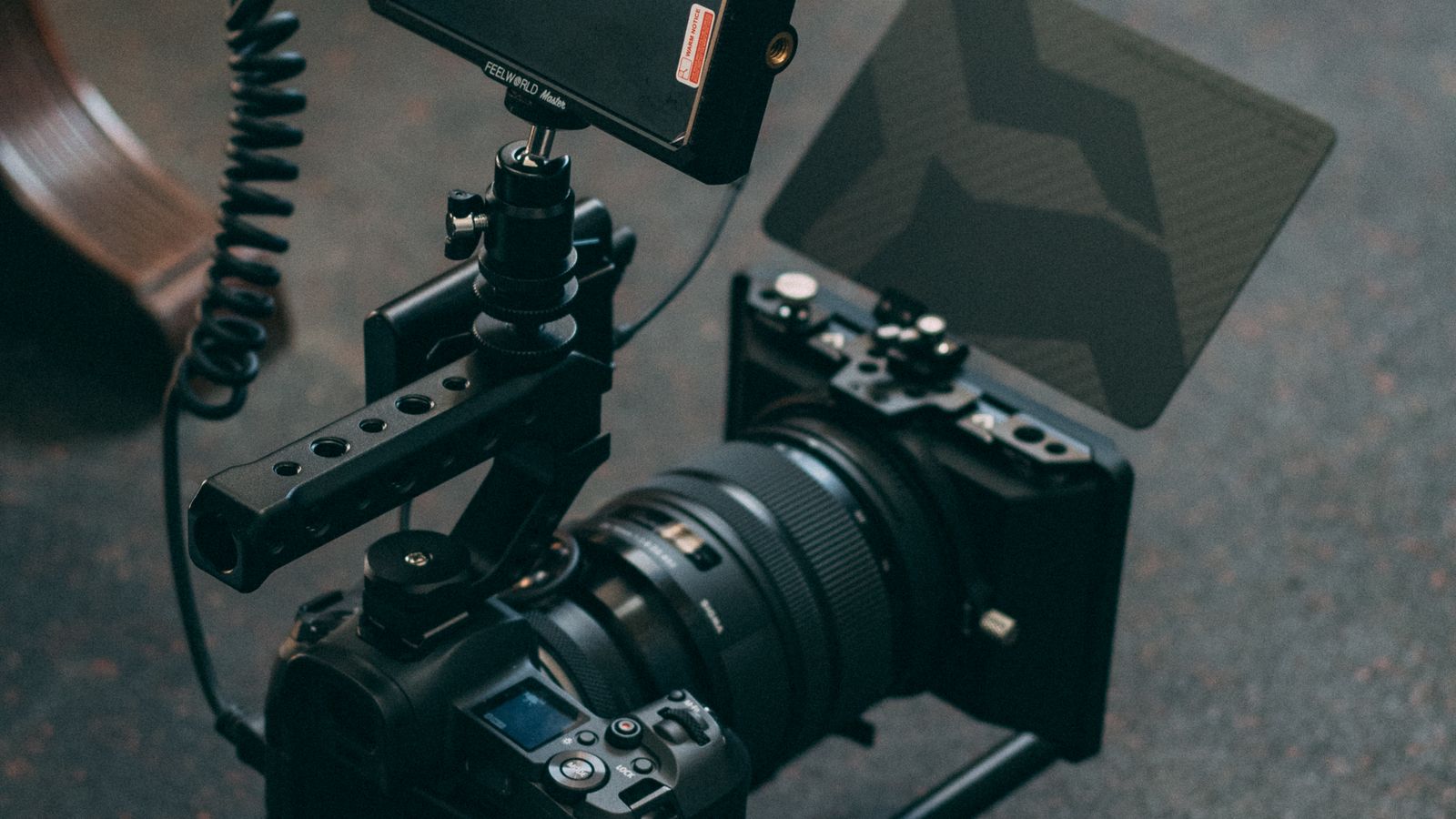 모니터와 렌즈가 장착된 영상 촬영 카메라