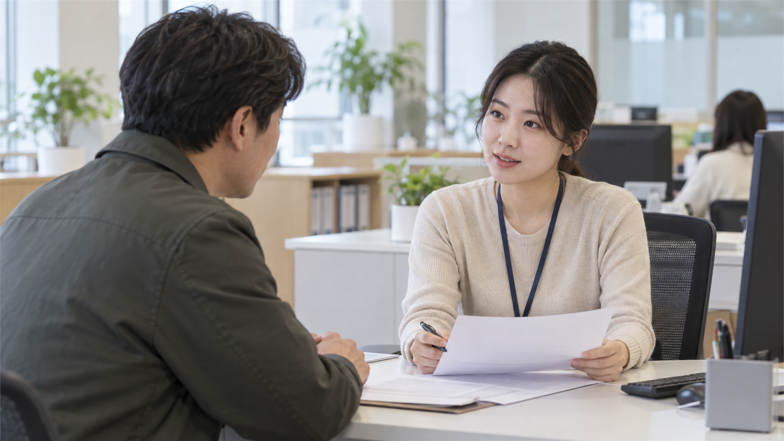 공공기관을 연상시키는 일반 사무실에서 민원인이 상담받는 식별 표지 없는 장면